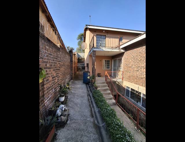 5 BEDROOM FREESTANDING FOR SALE IN EASTWOOD
